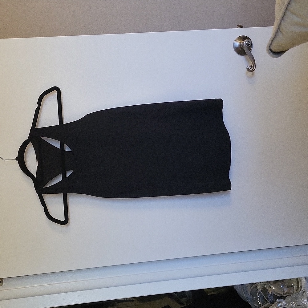 Black lululemon tank top webbing on each side!